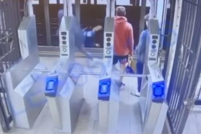 男子将陌生人推下 美国地铁站随机暴力事件